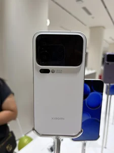 Πίσω όψη λευκού smartphone σε βάθρο έκθεσης, με διπλή οθόνη και κάμερες