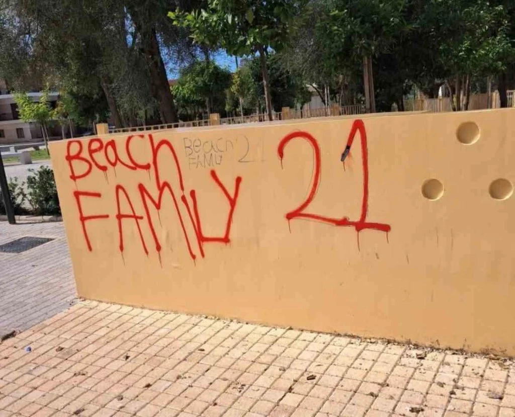 patra-plateia-maruda-vandalismoi-graffiti-toichoi