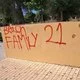 Τοίχος με κόκκινα γκράφιτι σε εξωτερικό χώρο με πλακόστρωτο.