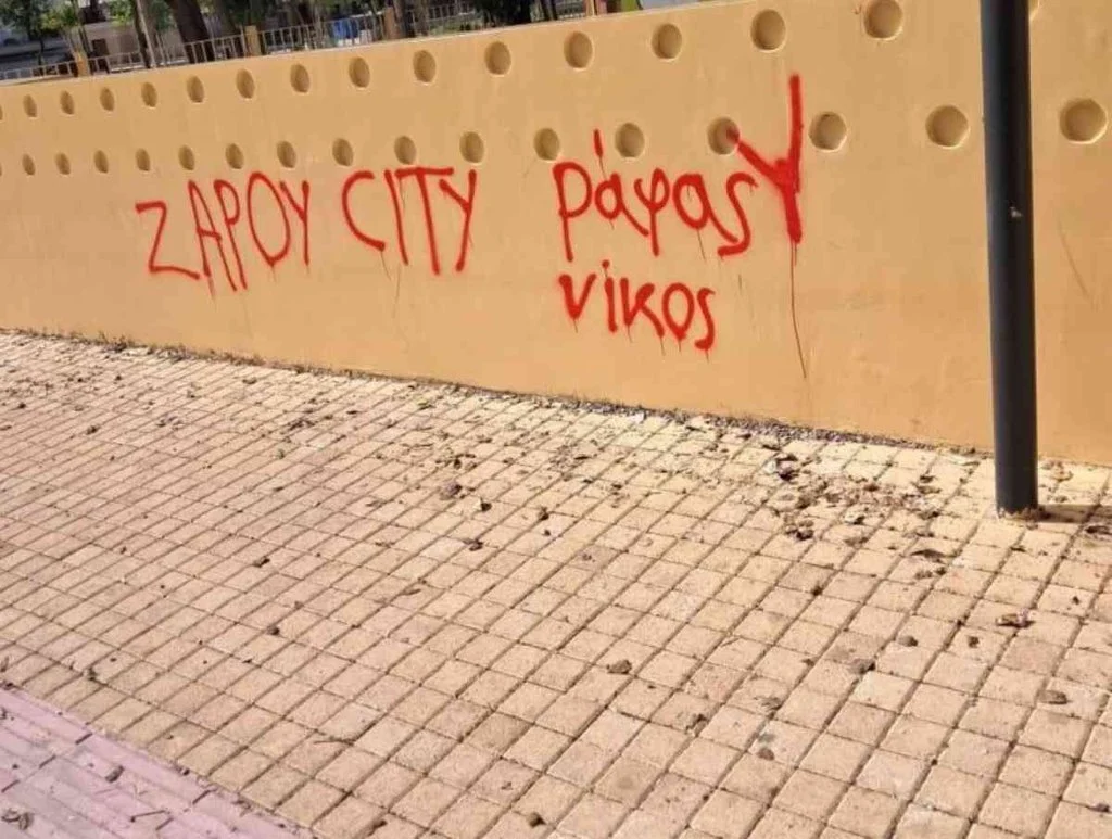 patra-plateia-maruda-vandalismoi-graffiti-toichoi