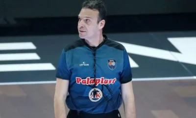 Άνδρας με αθλητικήμφηση διαιτητή καλαθοσφαίρισης βρίσκεται σε κλειστό γήπεδο