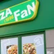 Φωτεινή επιγραφή και βιτρίνα καταστήματος εστίασης.