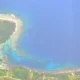 Αεροφωτογραφία ακτογραμμής νησιού με θάλασσα και βλάστηση
