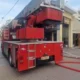 Κόκκινο πυροσβεστικό όχημα σταθμευμένο σε δρόμο μπροστά από καταστήματα