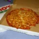 Πίτσα μέσα σε ανοιχτό χάρτινο κουτί delivery πάνω σε τραπέζι