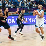 Αθλητές καλαθόσφαισης σε αγώνα στο παρκέ του γηπέδου