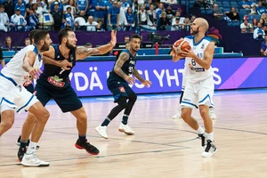 Αθλητές καλαθόσφαισης σε αγώνα στο παρκέ του γηπέδου