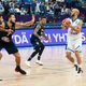Αθλητές καλαθόσφαισης σε αγώνα στο παρκέ του γηπέδου