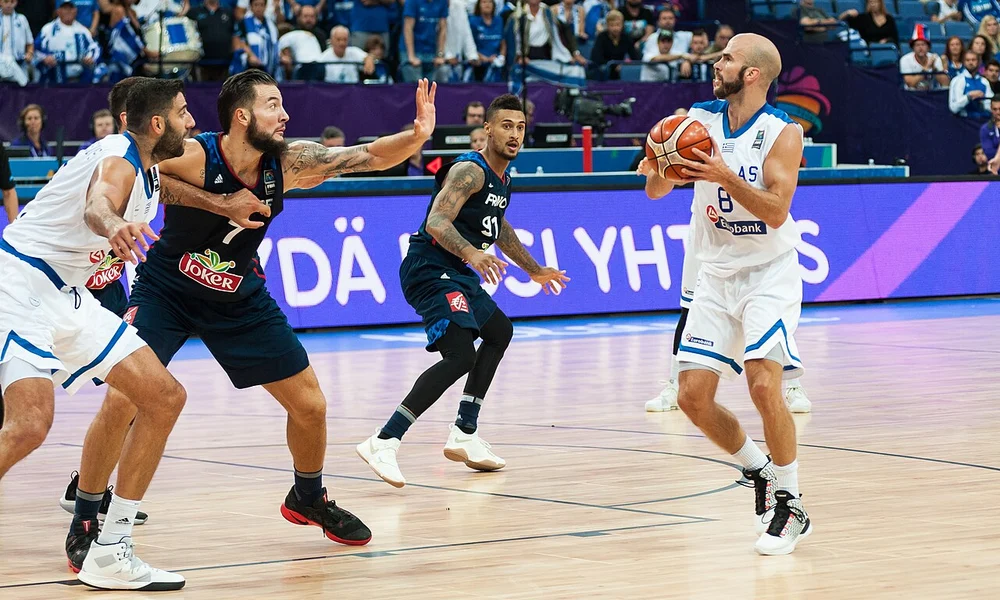Αθλητές καλαθόσφαισης σε αγώνα στο παρκέ του γηπέδου