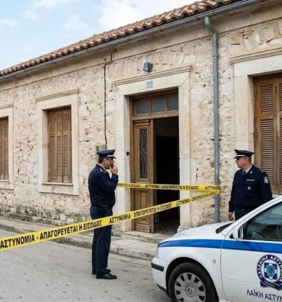 Αστυνομικοί έξω από πέτρινο κτήριο με κορδέλα αποκλεισμού και περιπολικό