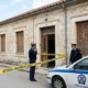 Αστυνομικοί έξω από πέτρινο κτήριο με κορδέλα αποκλεισμού και περιπολικό