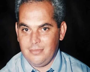 Πορτραίτο άντρα με γκρίζα μαλλιά που φοράει γαλάζιο πουκάμισο