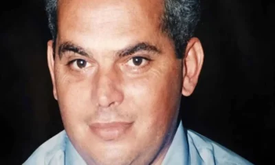 Πορτραίτο άντρα με γκρίζα μαλλιά που φοράει γαλάζιο πουκάμισο