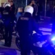 Αστυνομικοί με λευκά κράνη και υπηρεσιακές μοτοσικλέτες σε δρόμο, με αναμμένους μπλε φάρους το βράδυ