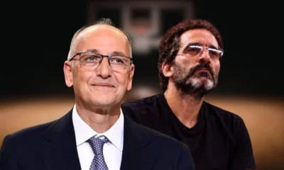 Δύο άνδρες με γυαλιά οράσεως κοιτάζουν μπροστά σε εσωτερικό χώρο.
