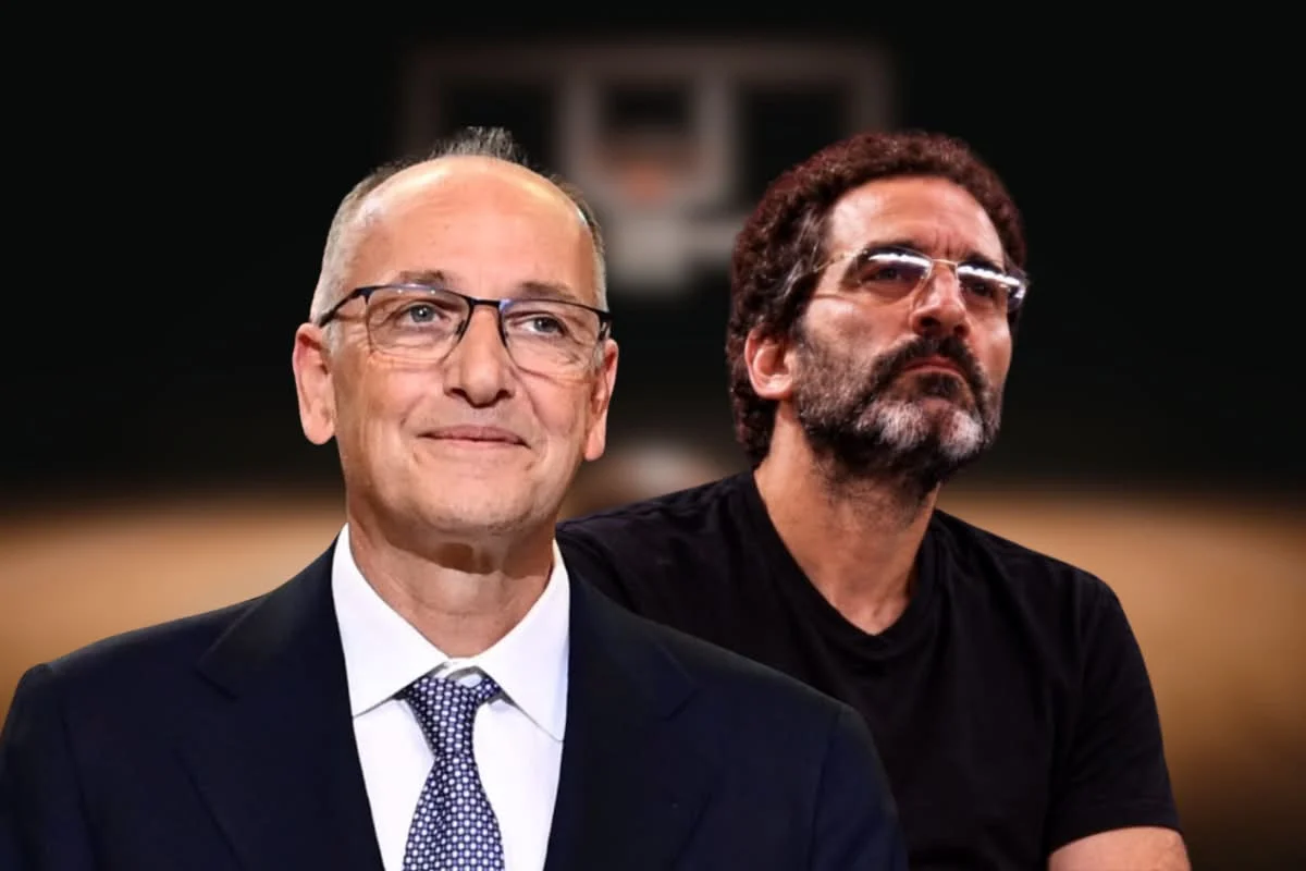 Δύο άνδρες με γυαλιά οράσεως κοιτάζουν μπροστά σε εσωτερικό χώρο.