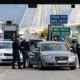 Αστυνομικοί σε έλεγχο οχήματος στα διόδια.