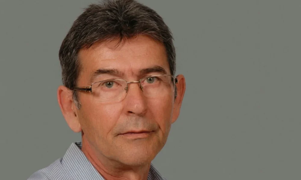 Πορτραίτο άντρα με γυαλιά οράσεως και ριγέ πουκάμισο σε ουδέτερο φόντο
