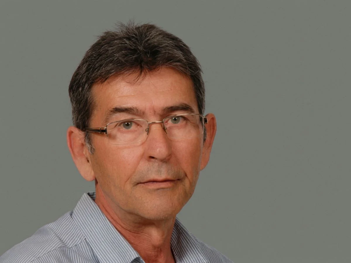 Πορτραίτο άντρα με γυαλιά οράσεως και ριγέ πουκάμισο σε ουδέτερο φόντο