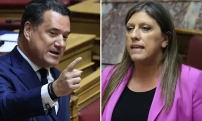 Δύο πρόσωπα σε αίθουσα, ο άνδρας δείχνει με το χέρι του