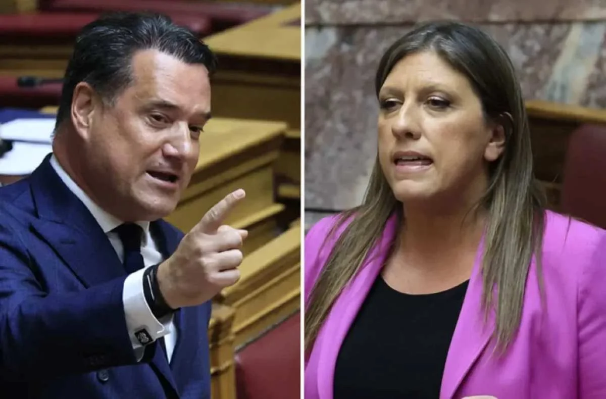 Δύο πρόσωπα σε αίθουσα, ο άνδρας δείχνει με το χέρι του