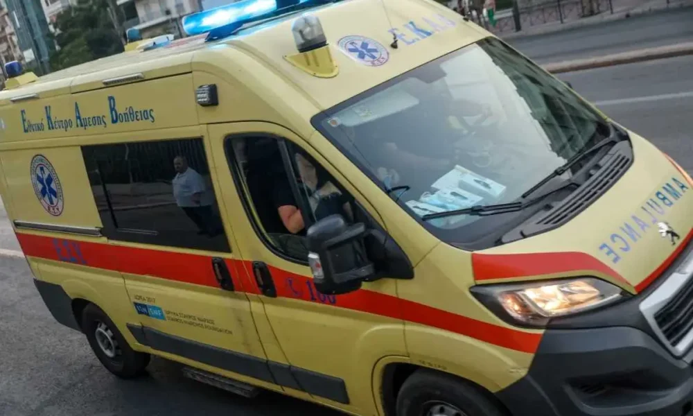 Ασθενοφόρο του ΕΚΑΒ σταθμευμένο σε δρόμο
