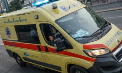 Ασθενοφόρο του ΕΚΑΒ σταθμευμένο σε δρόμο