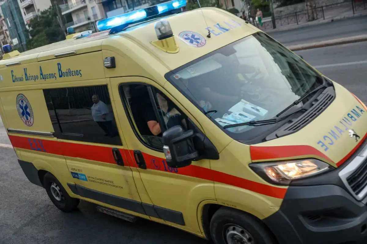 Ασθενοφόρο του ΕΚΑΒ σταθμευμένο σε δρόμο
