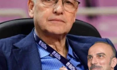 Δύο άνδρες ποζάρουν σε φωτογραφία, ο ένας φορά γυαλιά και μπλε σακάκι με πουκάμισο και ο άλλος κοστούμι με γραβάτα.