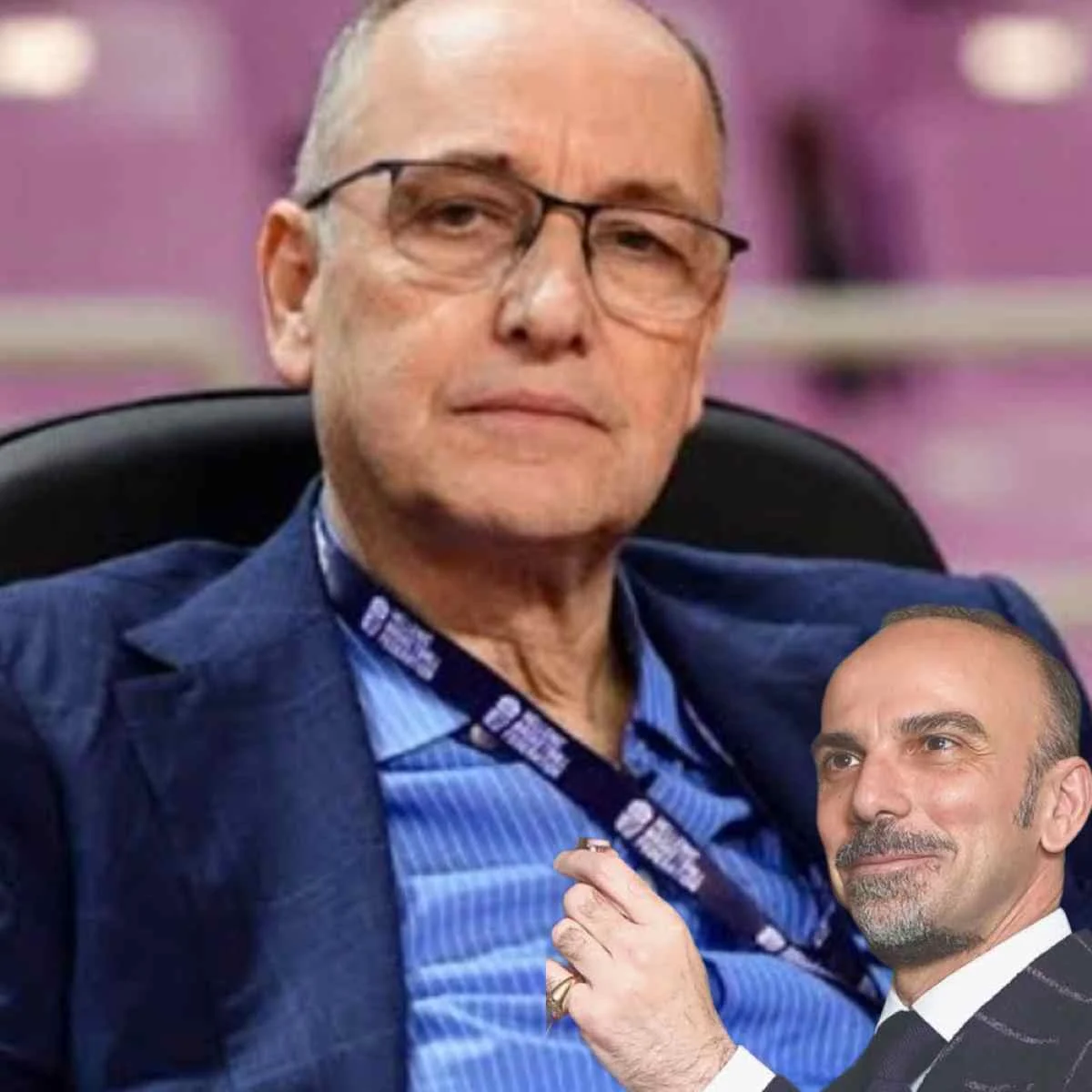Δύο άνδρες ποζάρουν σε φωτογραφία, ο ένας φορά γυαλιά και μπλε σακάκι με πουκάμισο και ο άλλος κοστούμι με γραβάτα.