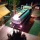 Βυτιοφόρο όχημα σταθμευμένο σε δρόμο νυχτερινή ώρα με ανοιχτά φώτα και λάστιχο στο έδαφος