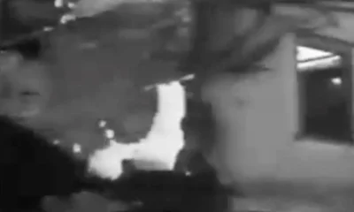 Ασπρόμαυρη φωτογραφία κατεστραμμένου κτιρίου με συντρίμμια