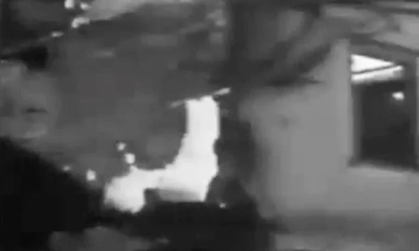 Ασπρόμαυρη φωτογραφία κατεστραμμένου κτιρίου με συντρίμμια