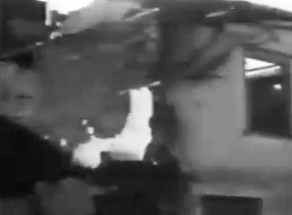 Ασπρόμαυρη φωτογραφία κατεστραμμένου κτιρίου με συντρίμμια