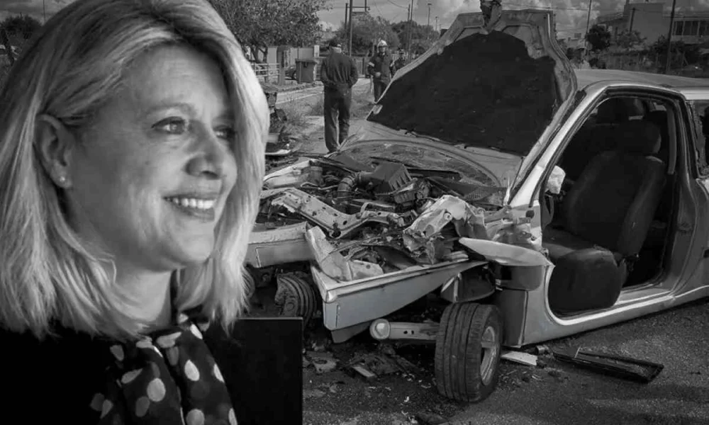 Ασπρόμαυρη σύνθεση εικόνας με πορτραίτο γυναίκας και τρακαρισμένο αυτοκίνητο με ανοιχτό καπό στον δρόμο