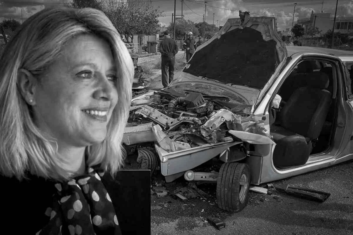 Ασπρόμαυρη σύνθεση εικόνας με πορτραίτο γυναίκας και τρακαρισμένο αυτοκίνητο με ανοιχτό καπό στον δρόμο