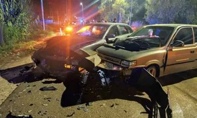 Νυχτερινή λήψη από τροχαίο ατύχημα με δύο τρακαρισμένα αυτοκίνητα και συντρίμμια στο οδόστρωμα