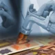 Χέρι να ρυθμίζει θερμοστάτη, ακροφύσιο αντλίας και χαρτονομίσματα ευρώ στο κάτω μέρος.