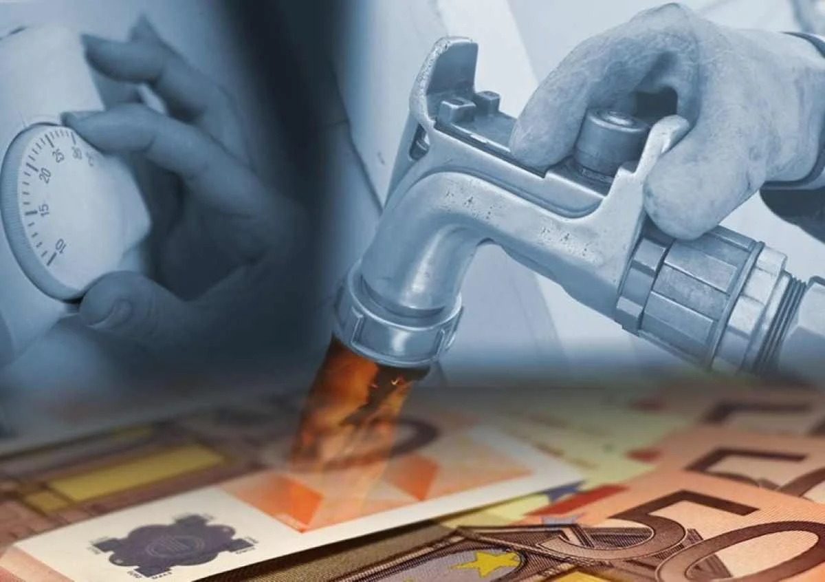 Χέρι να ρυθμίζει θερμοστάτη, ακροφύσιο αντλίας και χαρτονομίσματα ευρώ στο κάτω μέρος.
