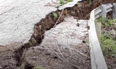 Καθίζηση και ρωγμές σε οδόστρωμα δρόμου δίπλα σε μεταλλική μπάρα ασφαλείας