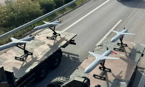 Τέσσερα μη επανδρωμένα αεροσκάφη τοποθετημένα σε πλατφόρμες πάνω σε φορτηγά οχήματα σε δρόμο