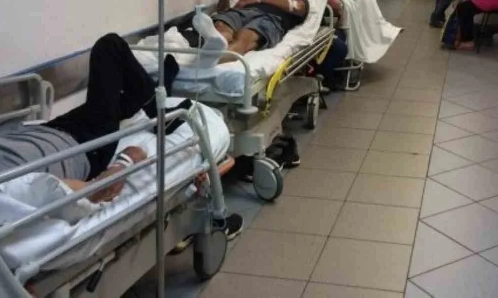 Φορεία με ασθενείς τοποθετημένα σε διάδρομο νοσοκομείου