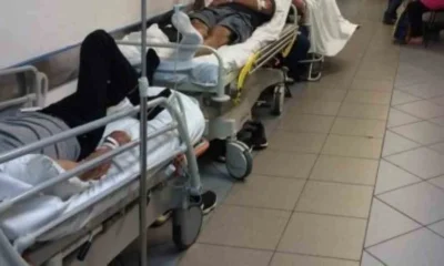 Φορεία με ασθενείς τοποθετημένα σε διάδρομο νοσοκομείου
