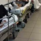Φορεία με ασθενείς τοποθετημένα σε διάδρομο νοσοκομείου