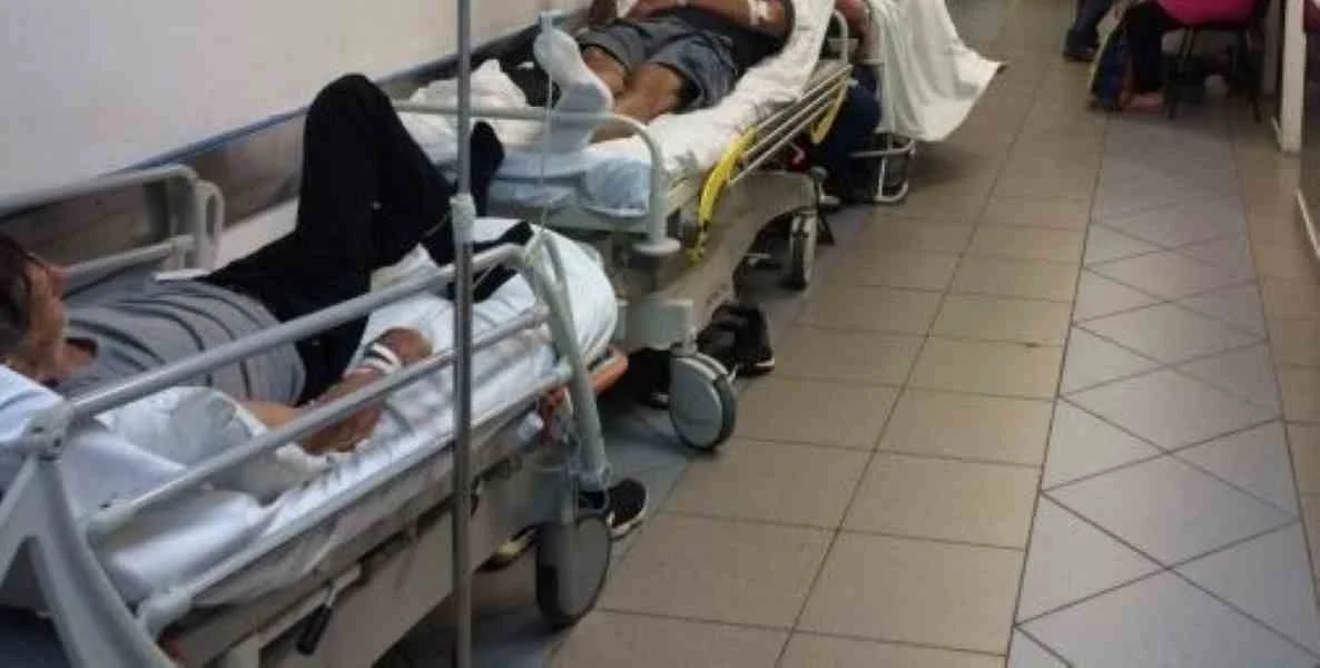 Φορεία με ασθενείς τοποθετημένα σε διάδρομο νοσοκομείου