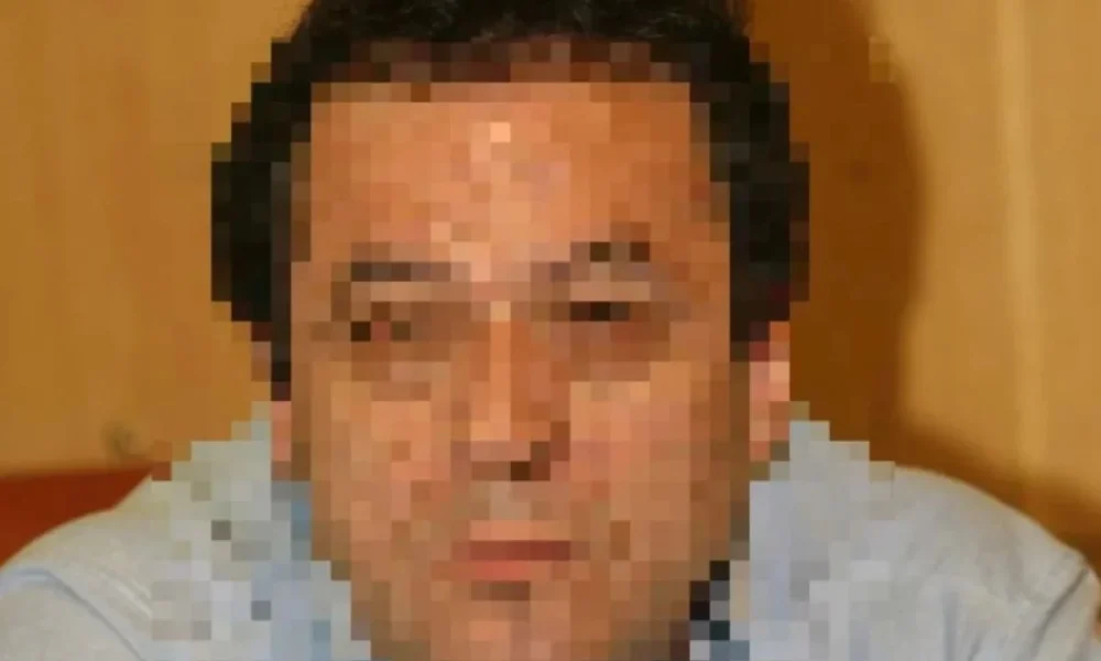 Πορτραίτο άνδρα με pixel στα χαρακτηριστικά του προσώπου, ο οποίος φοράει ανοιχτόχρωμο πουκάμισο.