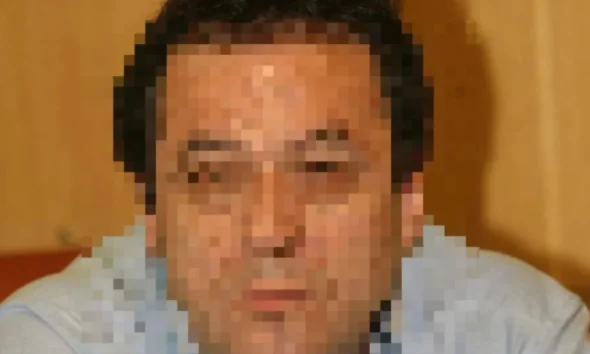 Πορτραίτο άνδρα με pixel στα χαρακτηριστικά του προσώπου, ο οποίος φοράει ανοιχτόχρωμο πουκάμισο.