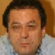 Πορτραίτο άνδρα με pixel στα χαρακτηριστικά του προσώπου, ο οποίος φοράει ανοιχτόχρωμο πουκάμισο.