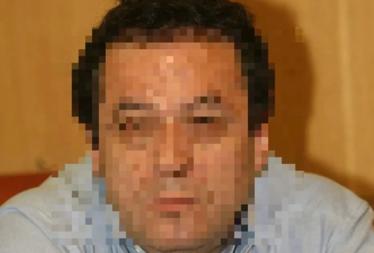 Πορτραίτο άνδρα με pixel στα χαρακτηριστικά του προσώπου, ο οποίος φοράει ανοιχτόχρωμο πουκάμισο.