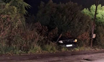 Αυτοκίνητο ακινητοποιημένο ανάμεσα σε θάμνους και δέντρα δίπλα σε αγροτικό δρόμο τη νύχτα